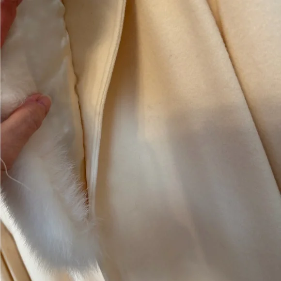 Absolutely Stunning Winter White 100% Wool full length coat with Rabbit collar! - Picture 8 of 17